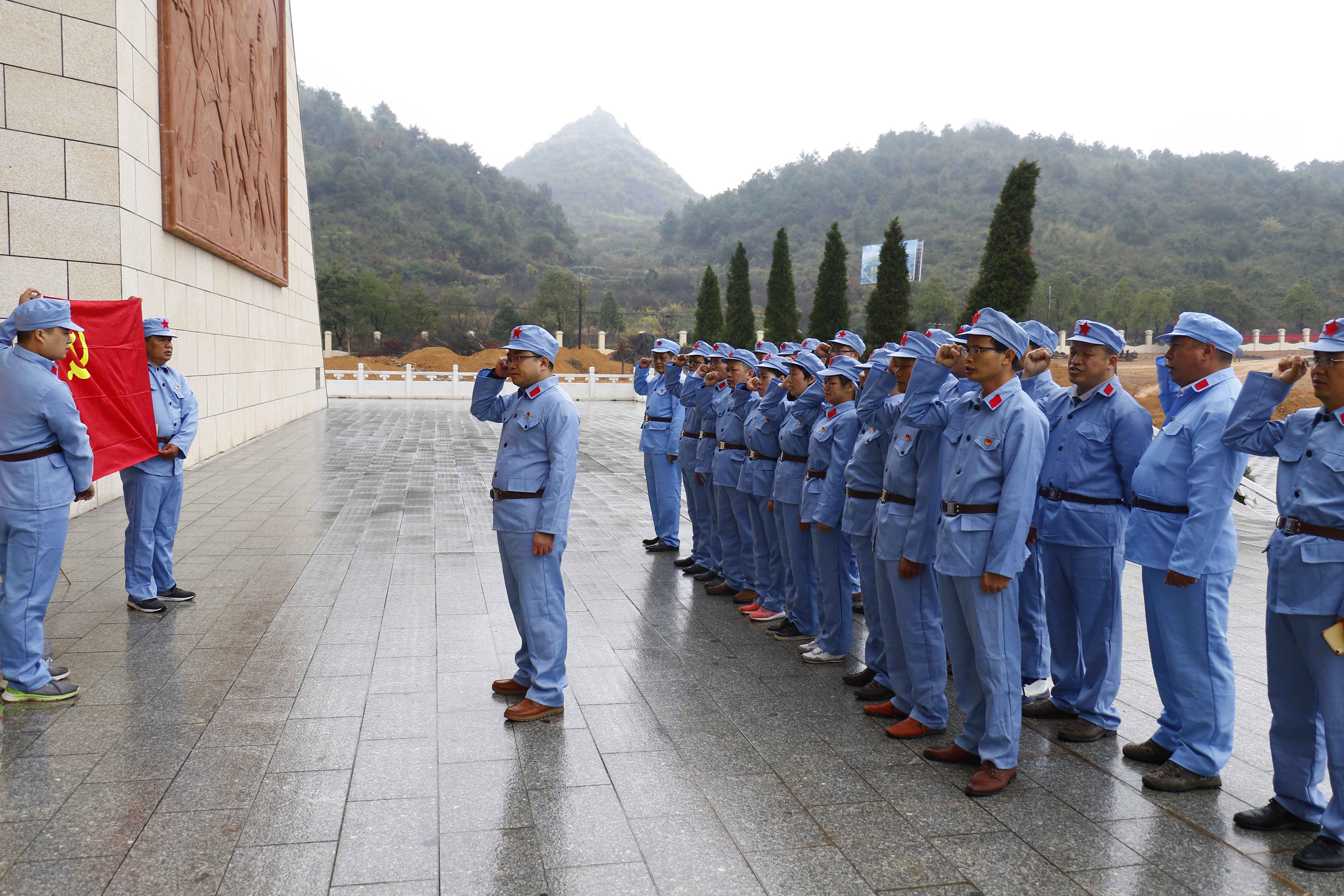 图为党员在灌阳县红军烈士墓广场重温入党誓词