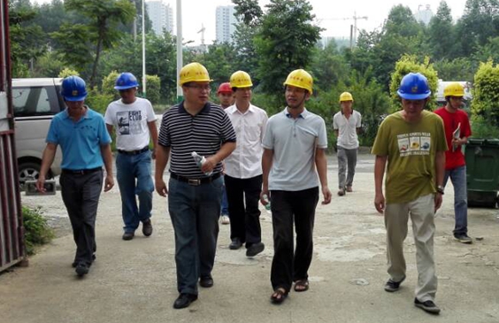 住建委检查组到春天花园开展安全生产检查