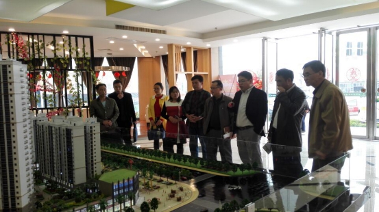 东门林场一行在春天花园售楼部参观沙盘